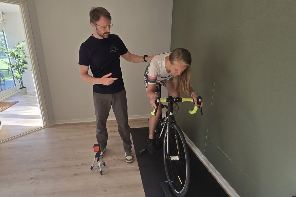 Cyklist får analyseret kropsholdning og cykelopsætning som led i en bikefit‑vurdering